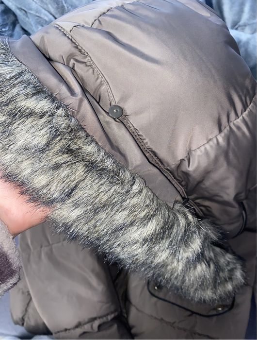 Brązowa kurtka zimowa z kapturem i odczepianym futerkiem