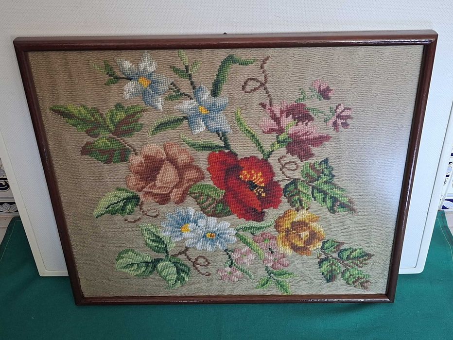 Ponto de Cruz artesanal, com design Floral