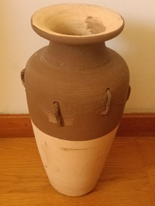 Jarra decorativa em terracota