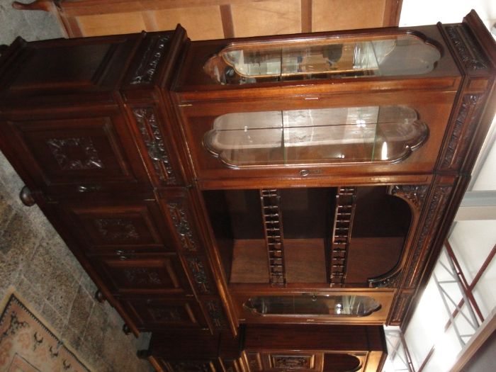 Móvel de sala em madeira trabalhada com cristaleira - óptimo estado T