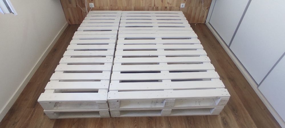 Cama de casal feita com paletes