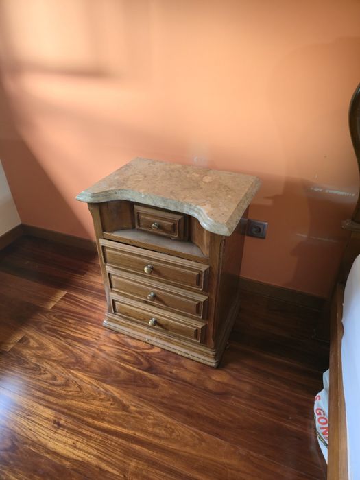 Mobília de Quarto de Casal Completa em Madeira Maciça e em Excelente Estado