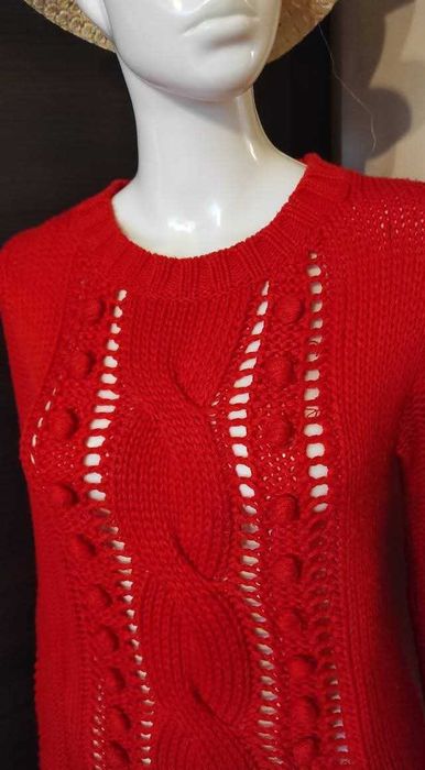 Atmosphere S 36 jaskrawo czerwony pompony guzełki sweterek ażurowy