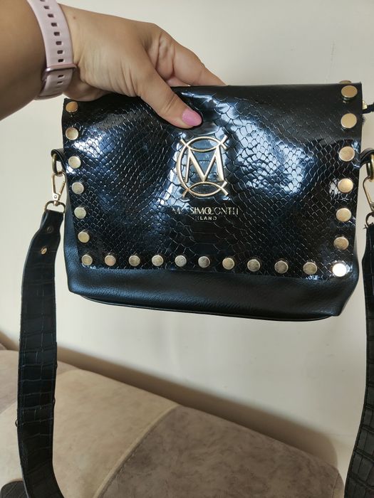 Czarna torebka listonoszka