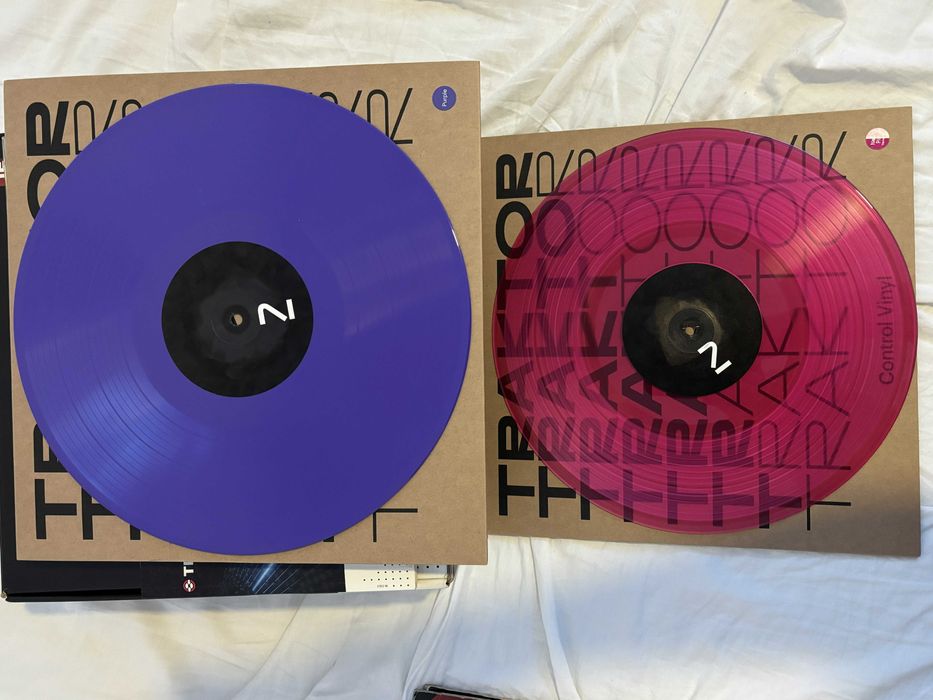 Traktor Scratch Duo 2 (Audio A6) completo + Dois vinis de controlo nova geração Purple e Neon Pink