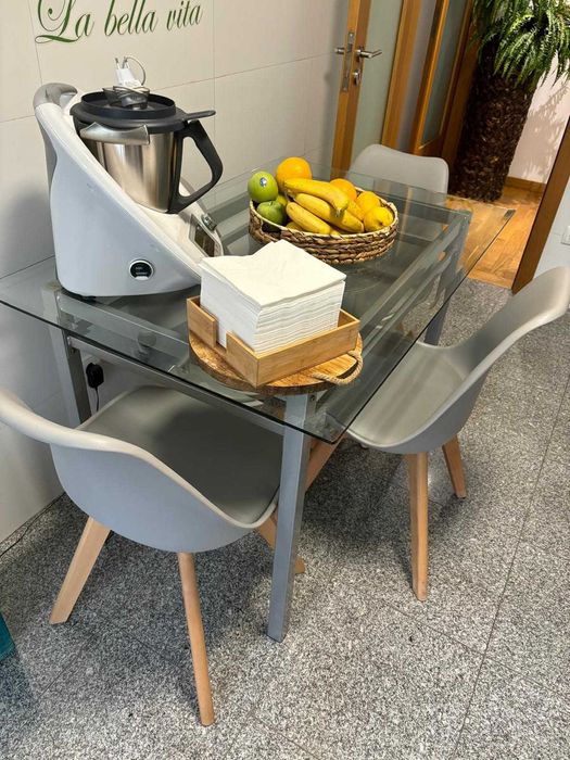 MESA DE VIDRO E 4 CADEIRAS