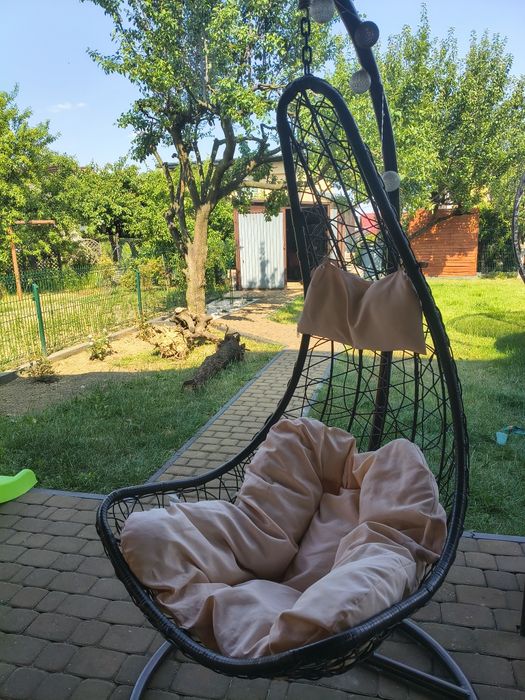 Fotel kokon na stojaku