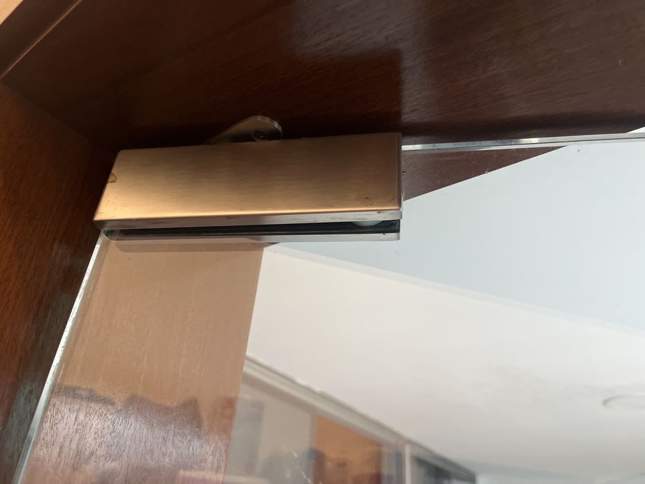 Porta de vidro e mola pavimento