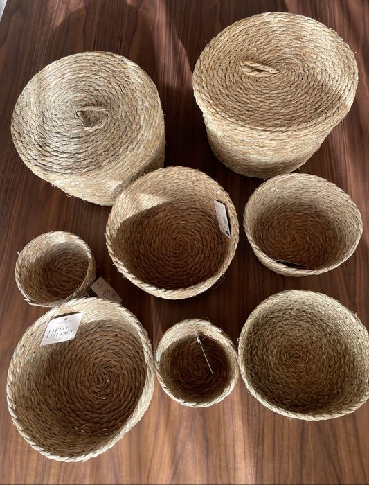 Conjunto de oito cestos de rafia novos com etiqueta