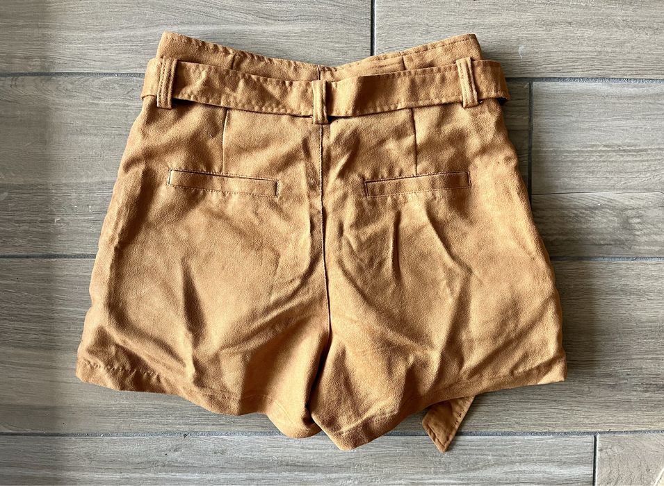 Calçoes castanhos com cinto