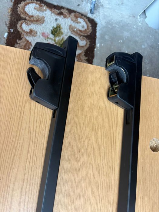 par de barras de tejadilho em aço com pés ajustáveis para calhas laterais e saco
