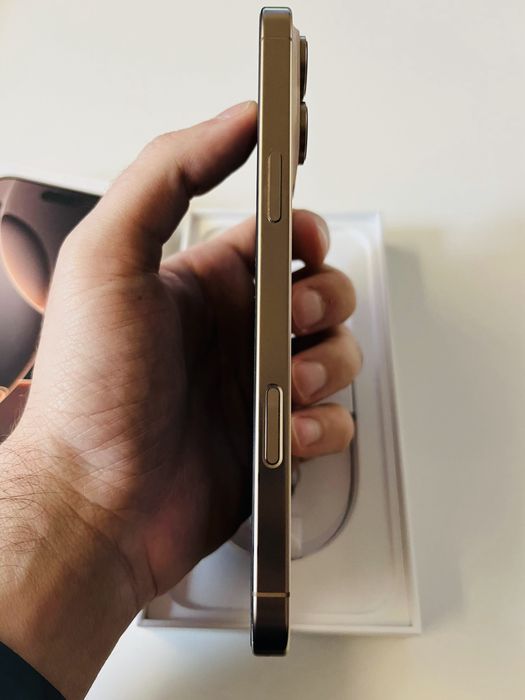 iPhone 16 Pro Max dourado titânio com 256 GB