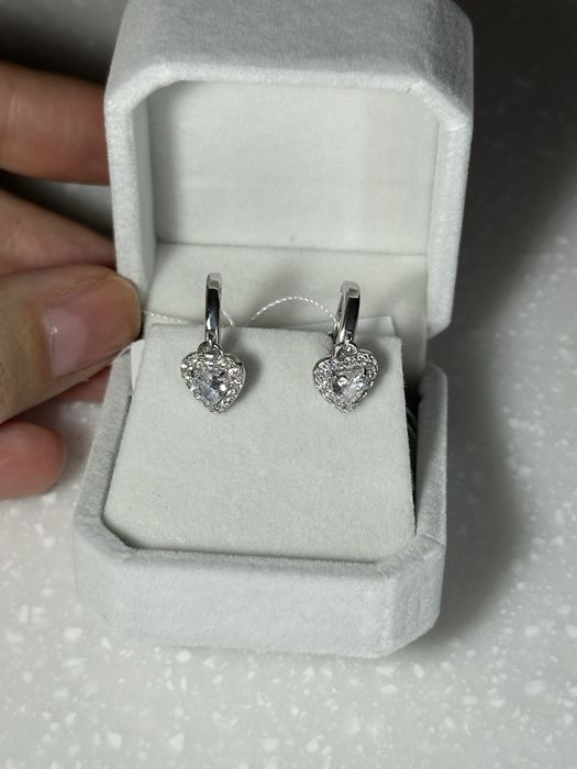 Нові срібні сережки в упаковці з біркою