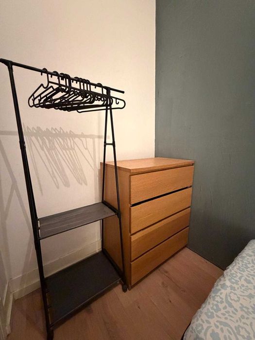 Quartos para solteiros, ótima localização, despesas inclusas