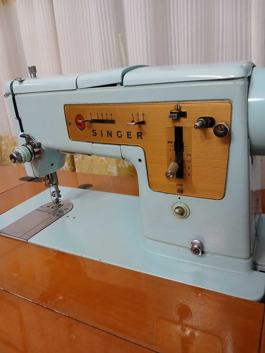 maquina de costura vintage Singer a funcionar.