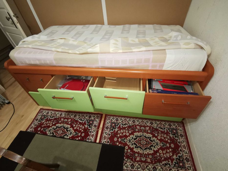 Cama de solteiro com gavetas de arrumação