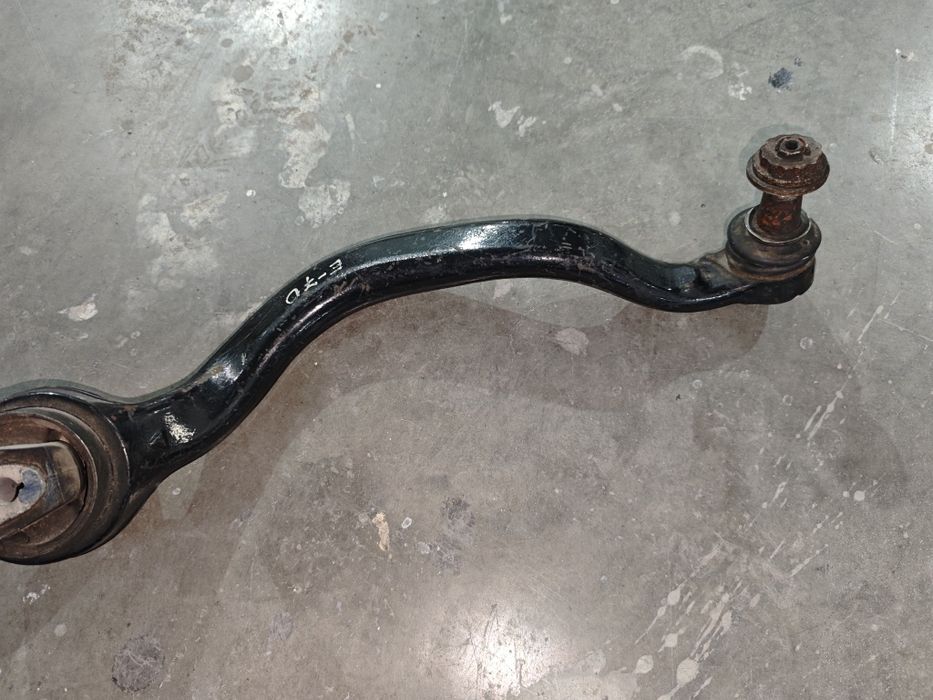 Важіль передній правий нижній