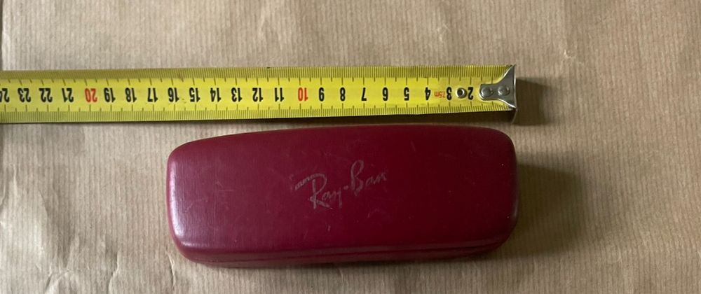 Twarde etui marki Ray-Ban na okulary