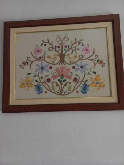 Quadro de " Bordado de Castelo Branco " prefeito, feito p/ uma profissional. Do distrito de Castelo Branco.