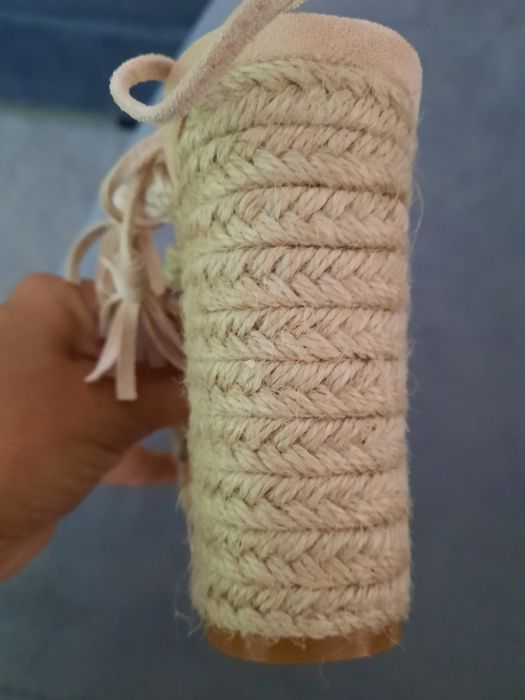 Sandálias de corda com atilhos, novas