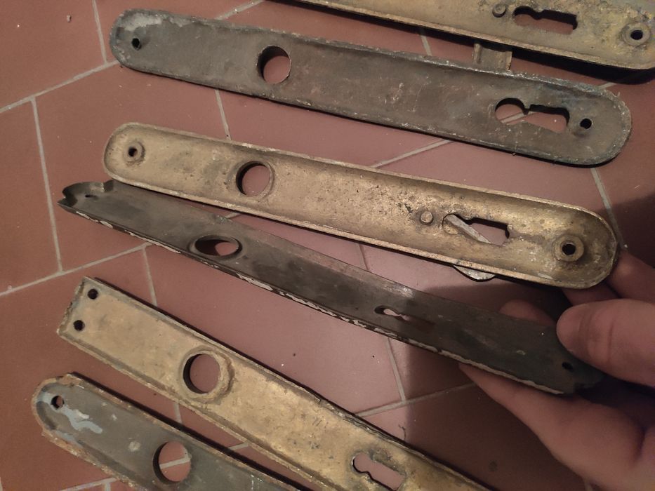 Szyldy 6 starych mosiężnych elementów drzwi - PRL lub starsze