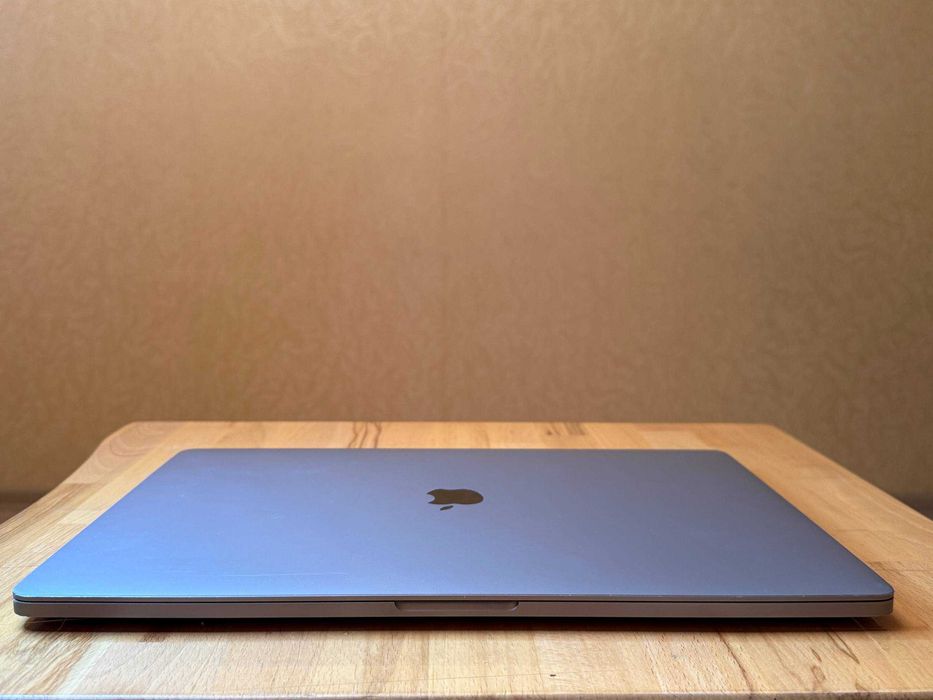 Macbook Pro 16 i9 16 gb ram 512 gb ssd space black