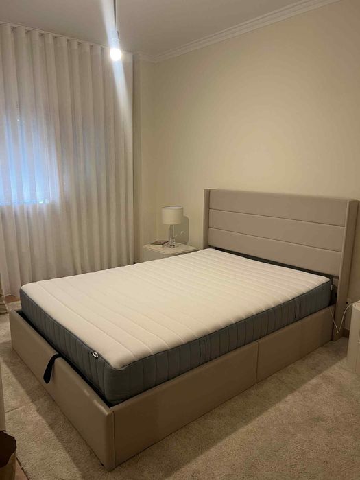 Cama casal com arrumação