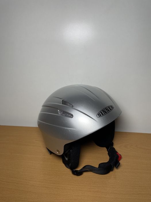 Kaski narciarskie różne modele oraz rozmiary