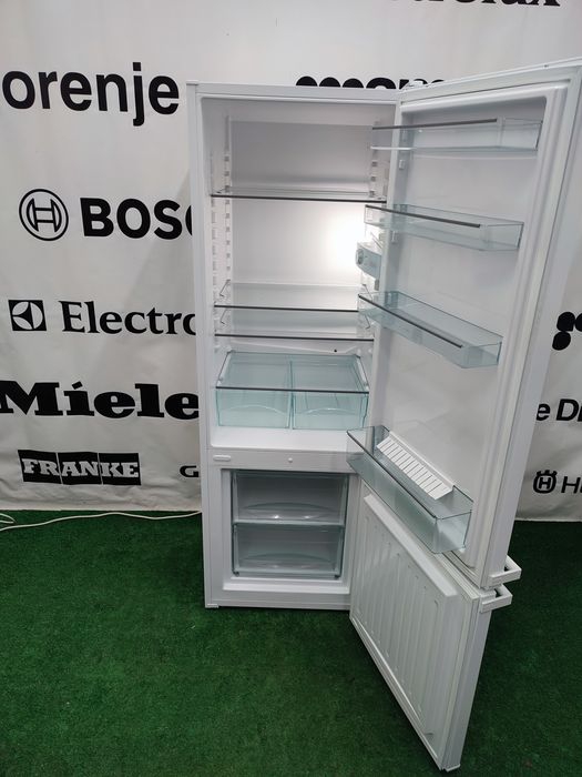 Двокамерний малогабаритний холодильник Miele KD26052ws