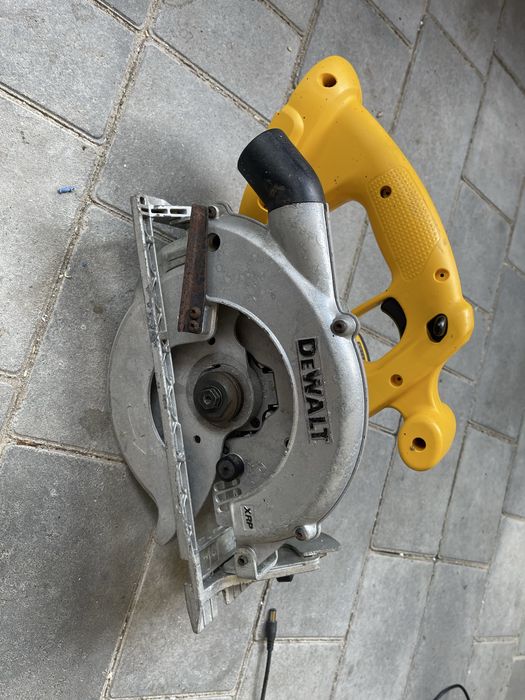 Акумуляторна циркулярна пила DeWALT DC390 (18V, 165 мм)