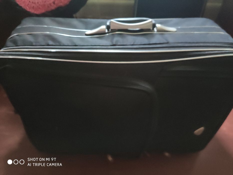 Продам дорожний чемодан