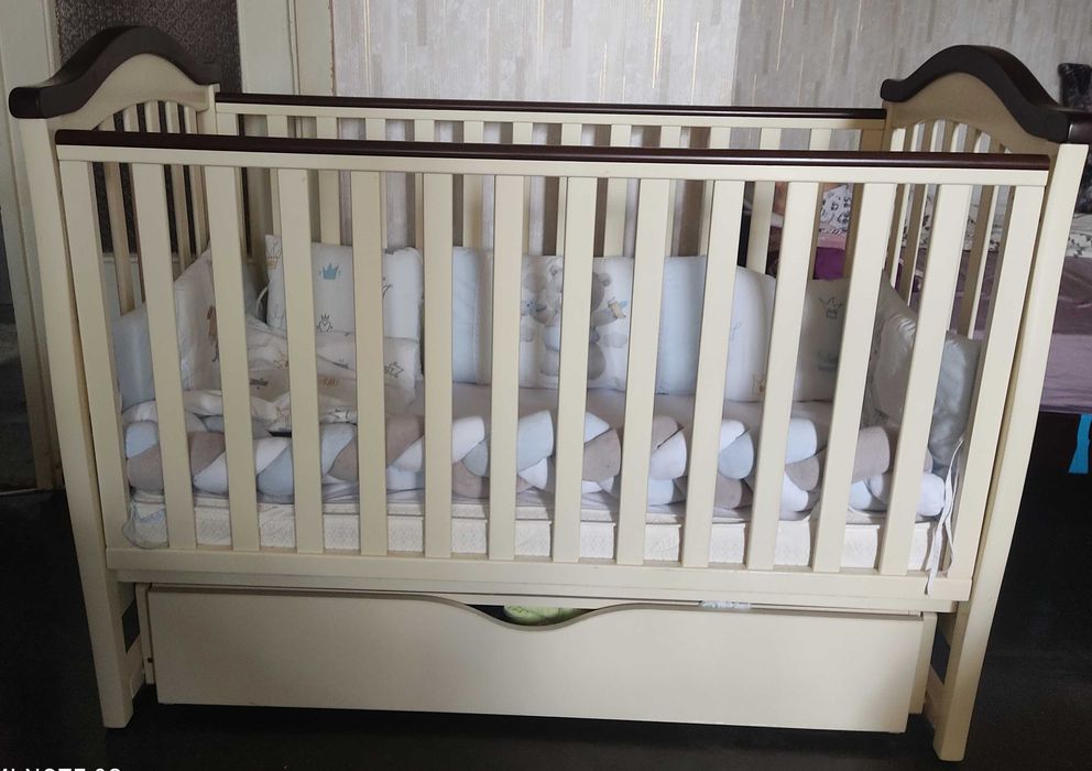 Дитяче ліжечко з матрасиком