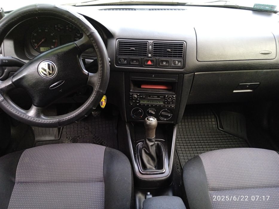 Volkswagen Golf 4 hatchback czarny 1.4 benzyna