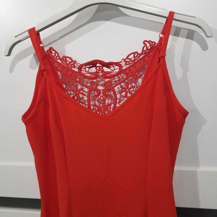 Sukienka damska krótka koronka na plecach