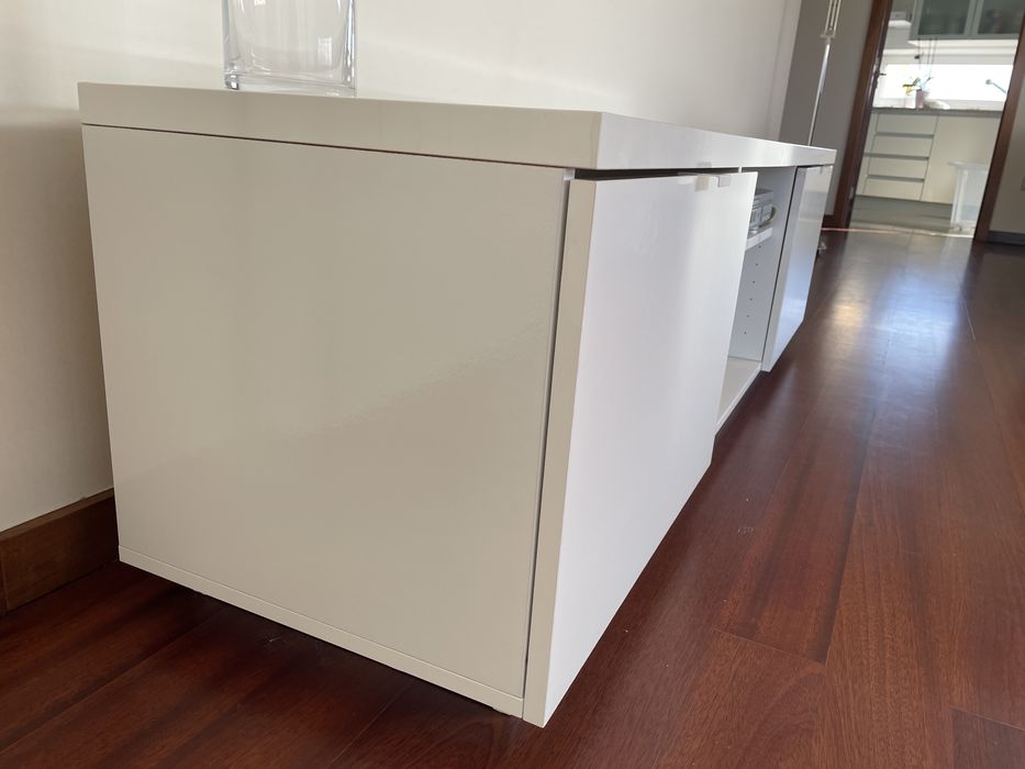 Móvel IKEA BYÅS — design simples e funcional