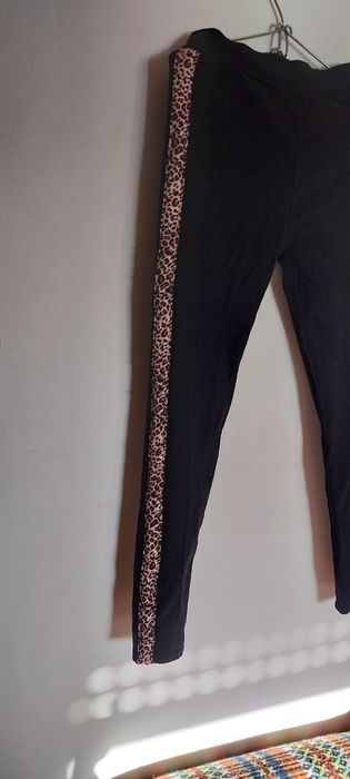 Leggins pretas com faixa ao lado Leopardo