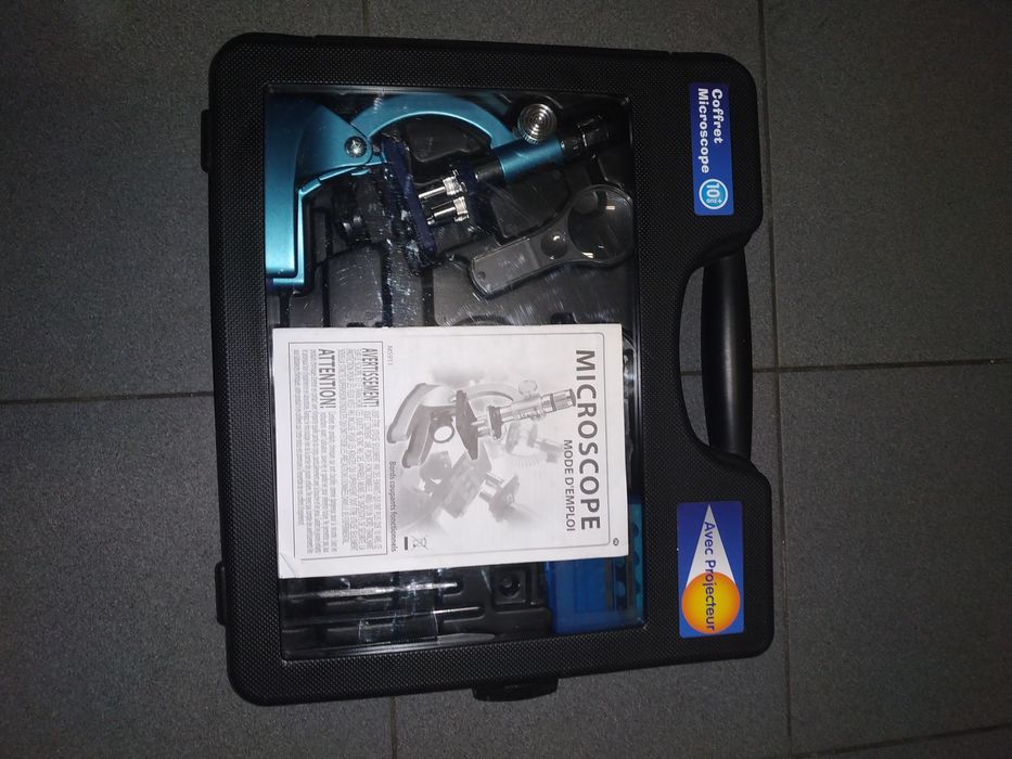 Laboratório de brinquedo com microscópio.