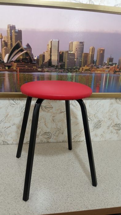 Табуретки кухонные. Новые . На металло каркасе.