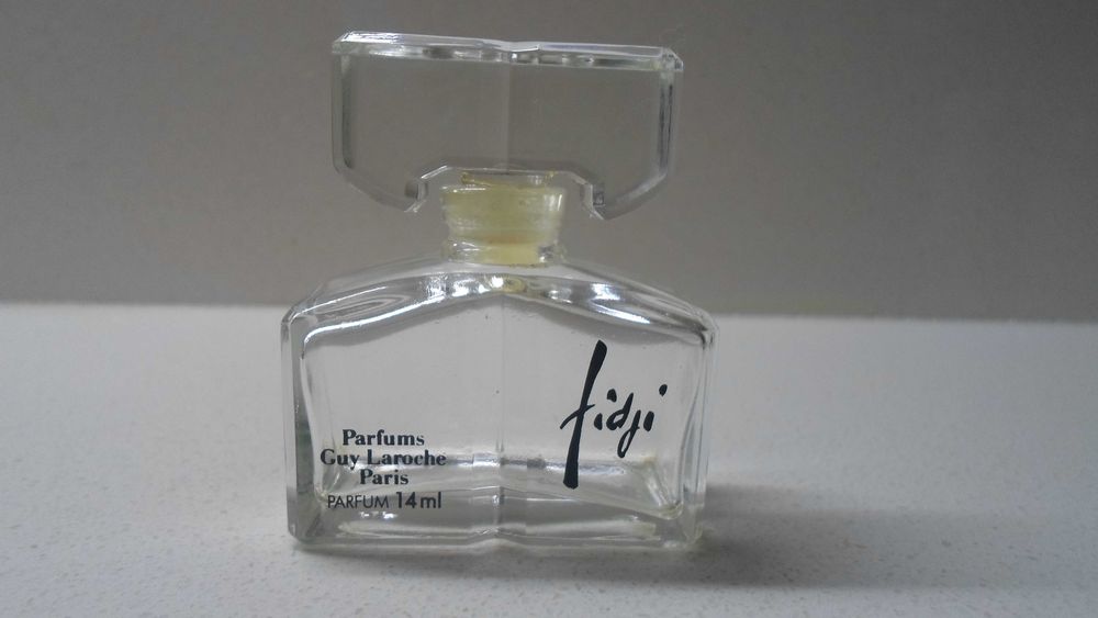 Fidji YSL Elie Saab Cacharel Magnolia флаконы