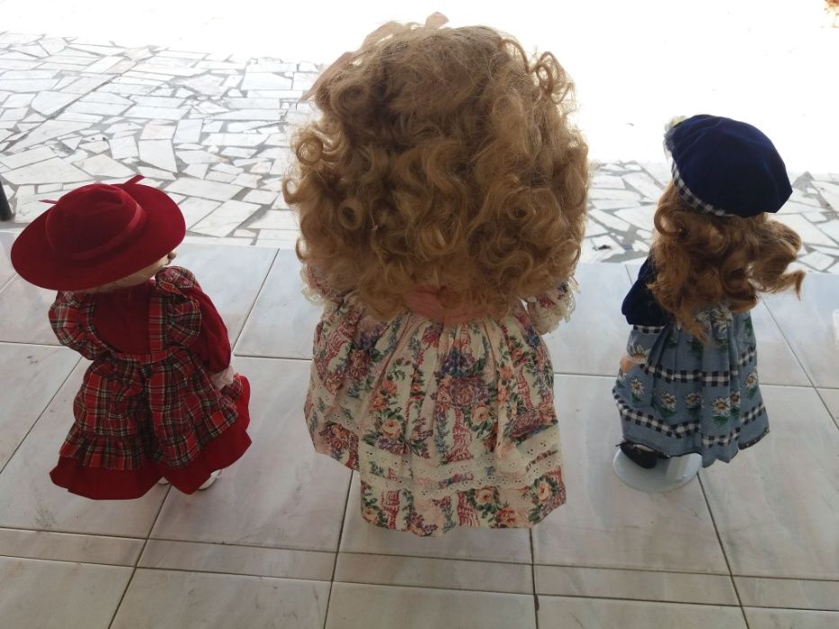 Bonecas de porcelana (A boneca maior foi vendida p/ Paços de Ferreira)