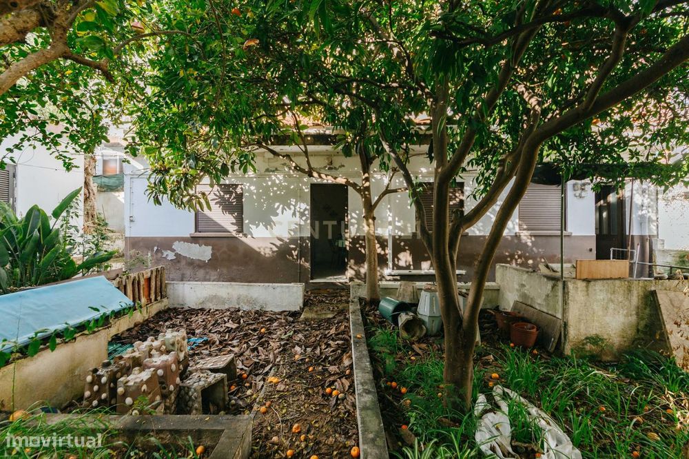 2 moradias para recuperar, com terreno, em Alverca.