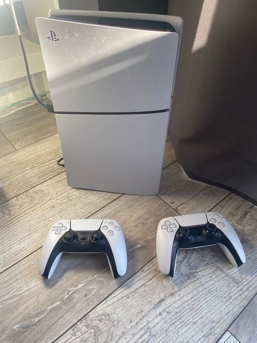 PS5 Slim digital ,  plus 2 pady Sony