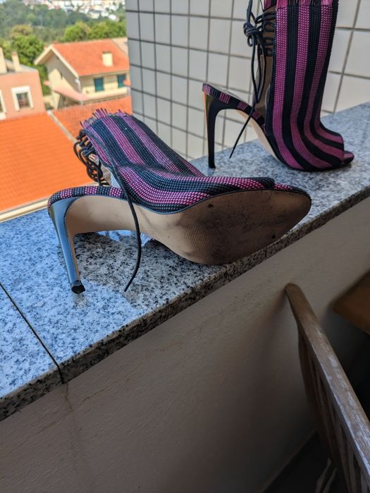 Sandálias ..,...........64285552217858122