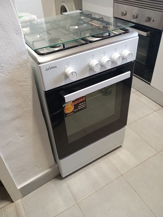 Fogão e bilha em ótimo estado