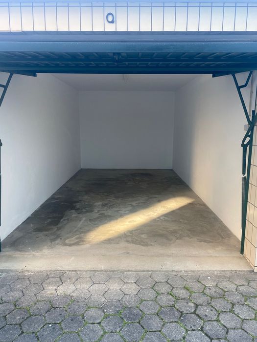 Aluga-se garagem box