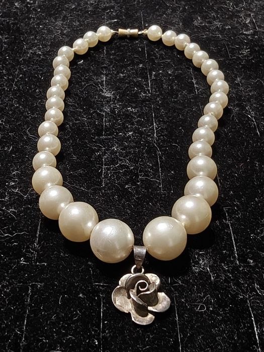 Stary naszyjnik z pereł ze srebrną zawieszką w kształcie kwiatka