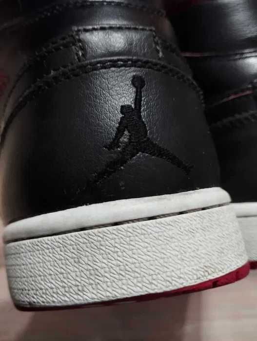 Jordan 1 Retro Mid Black Red White size 44,5