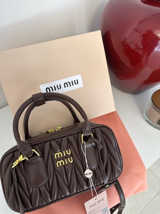 Сумка miu miu натуральна шкіра люкс якість. QR виводить на офіційний сайт. Всі лого є всередині і ззовні.