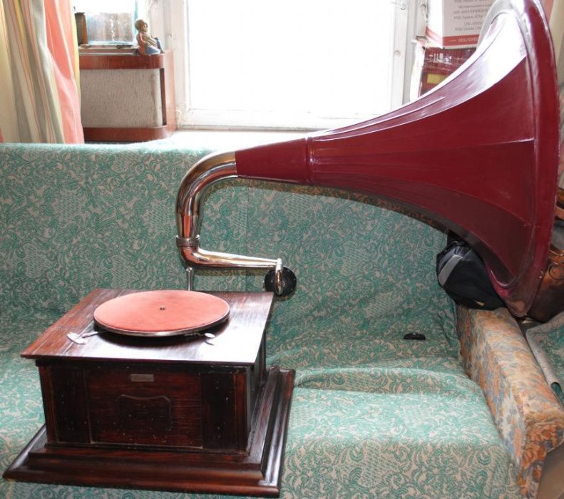 Граммофон з трубою антикварний в інтерєр дизайн проигрыватель грамофон