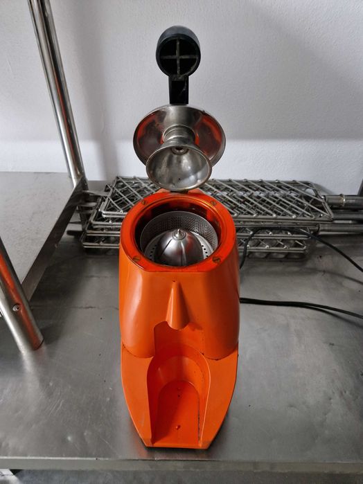 Espremedor de Citrinos Eléctrico - "SANTOS"